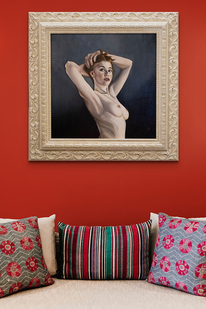 Het olieverfschilderij van André Romijn, een meeslepend portret van een vrouw gevangen in een moment van openhartige expressie, illustreert de vaardigheid van de kunstenaar in het vastleggen van menselijke emotie en vorm met opvallend realisme.