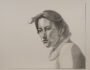 &quot;Behind the Curtains: A Portrait of Maria&quot; van André Romijn is een boeiende potloodstudie die de aspiraties en het introspectieve karakter belichaamt van een jonge vrouw op de drempel van een acteercarrière.